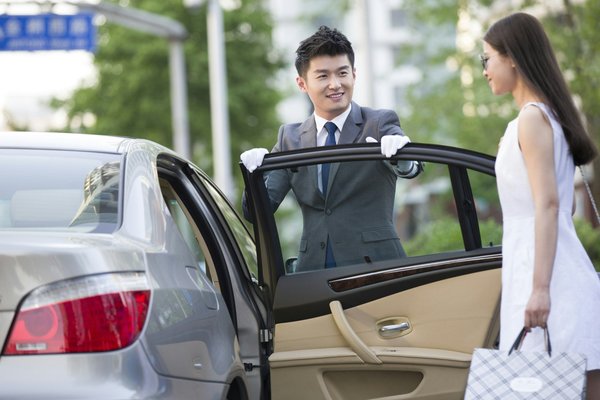 Explorez les avantages d'un chauffeur privé à Nantes : luxe et facilité